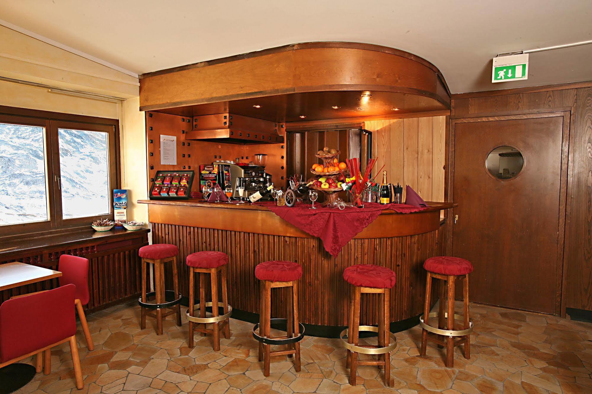 Hotel Lo Stambecco Breuil-Cervinia Bagian luar foto